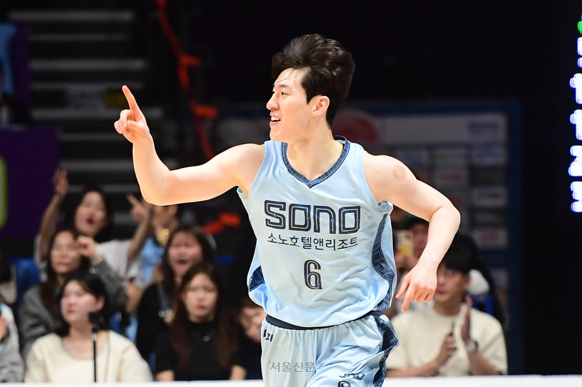 고양 소노 이정현이 15일 경기 고양소노아레나에서 열린 2025~26 LG전자 프로농구 소노와 서울 삼성의 경기에서 손가락을 치켜 세우고 있다. 2026.3.15 KBL 제공