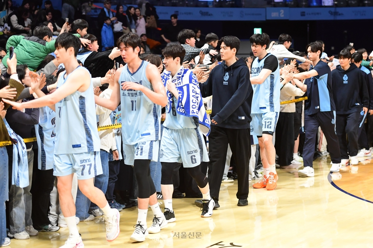 고양 소노 선수들이 15일 경기 고양소노아레나에서 열린 2025~26 LG전자 프로농구 서울 삼성과의 경기를 승리한 후 하이파이브 하고 있다. 2026.3.15 KBL 제공