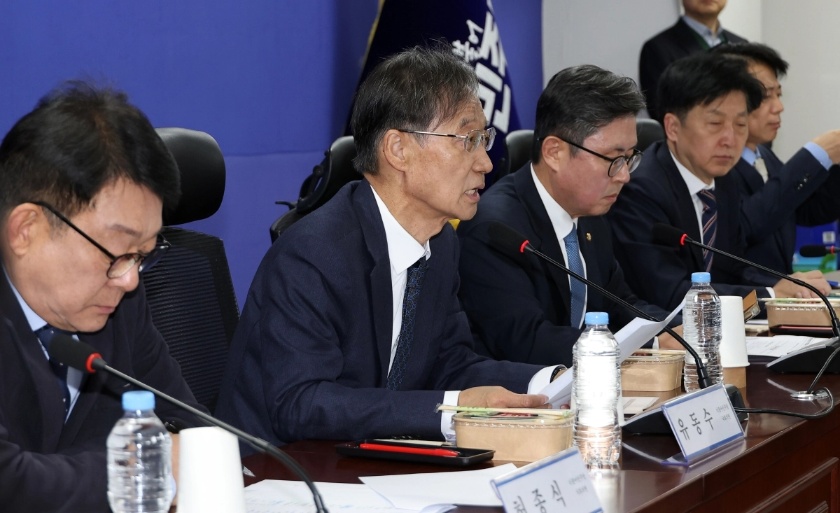 더불어민주당 유동수 중동사태 경제 대응 TF 단장(왼쪽 두 번째)이 16일 국회 의원회관에서 열린 중동사태 경제 대응 TF 2차 회의에서 인사말을 하고 있다. 2026.3.16. 연합뉴스