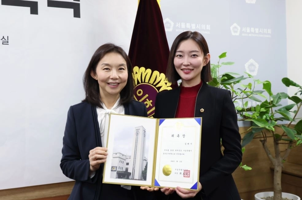 지난 13일 결산검사 대표위원으로 선임된 김혜지 의원(오른쪽)과 최호정 의장