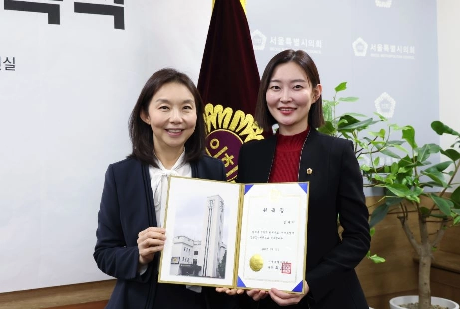 지난 13일 결산검사 대표위원으로 선임된 김혜지 의원(오른쪽)과 최호정 의장