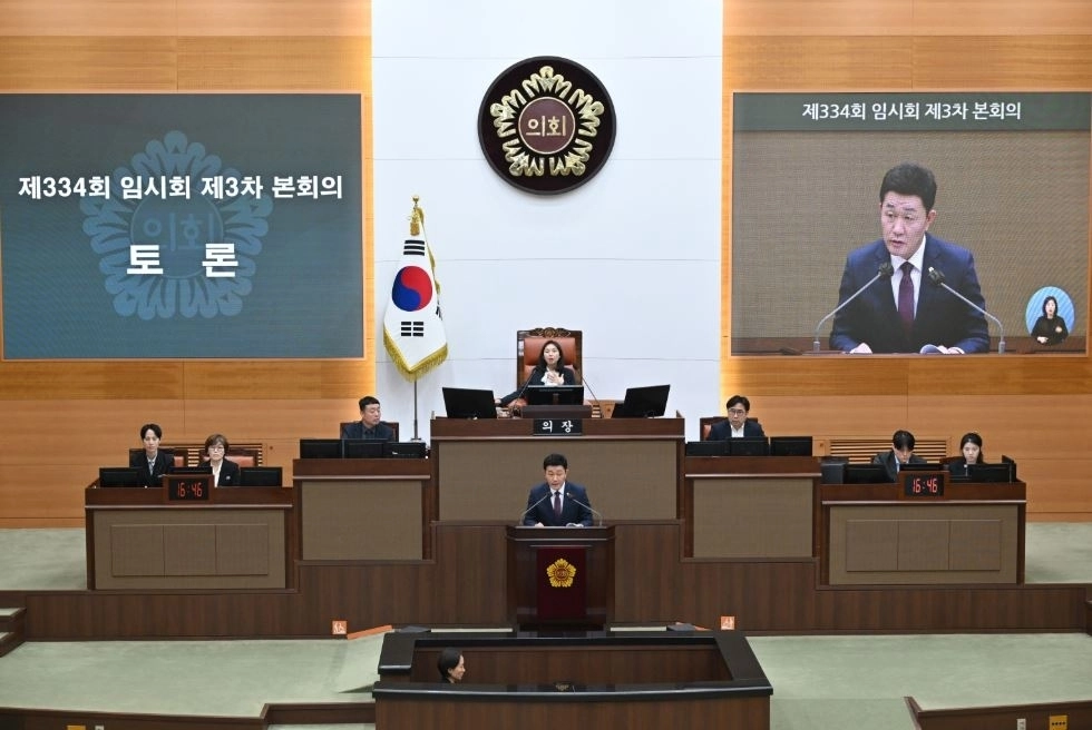 제334회 임시회제3차 본회의에서 발언중인 황철규 의원