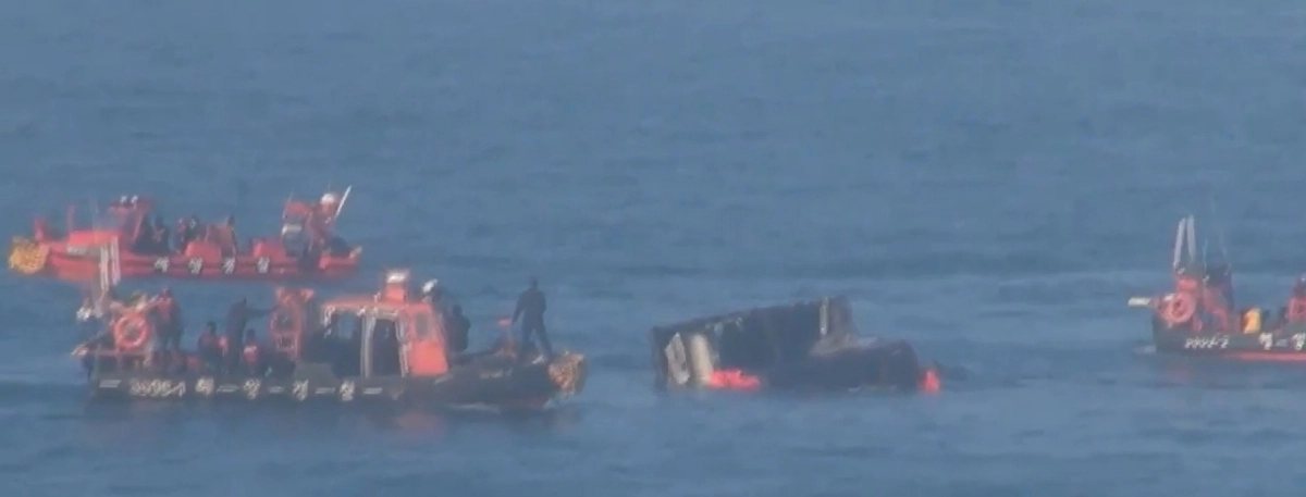 지난 14일 제주 차귀도 남서쪽 약 90㎞ 해상에서 발생한 한림 선적 29t급 근해자망 어선이 침몰하고 있는 모습. 제주해양경찰서 제공