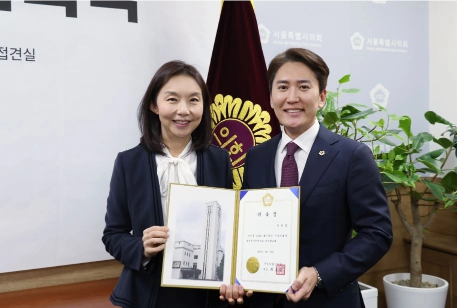 지난 13일 결산검사위원으로 위촉된 이민석 의원(오른쪽)과 최호정 의장