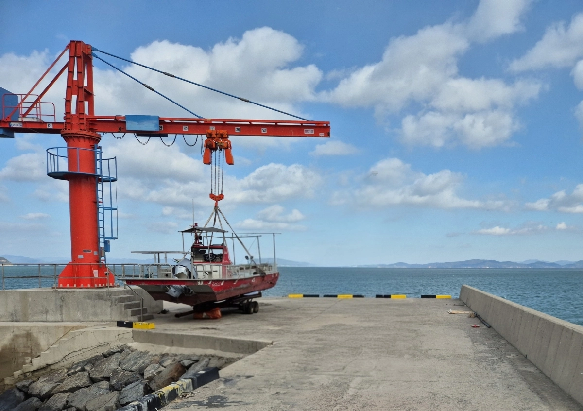 장흥군 관산읍 삼산항  선박 인양기.