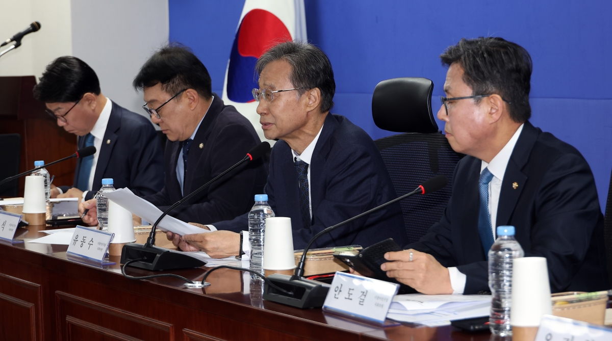 중동사태 경제 대응 TF 단장인 유동수(오른쪽 두 번째) 더불어민주당 의원이 16일 국회 의원회관에서 열린 중동사태 경제 대응 TF 2차 회의에서 인사말을 하고 있다. 연합뉴스