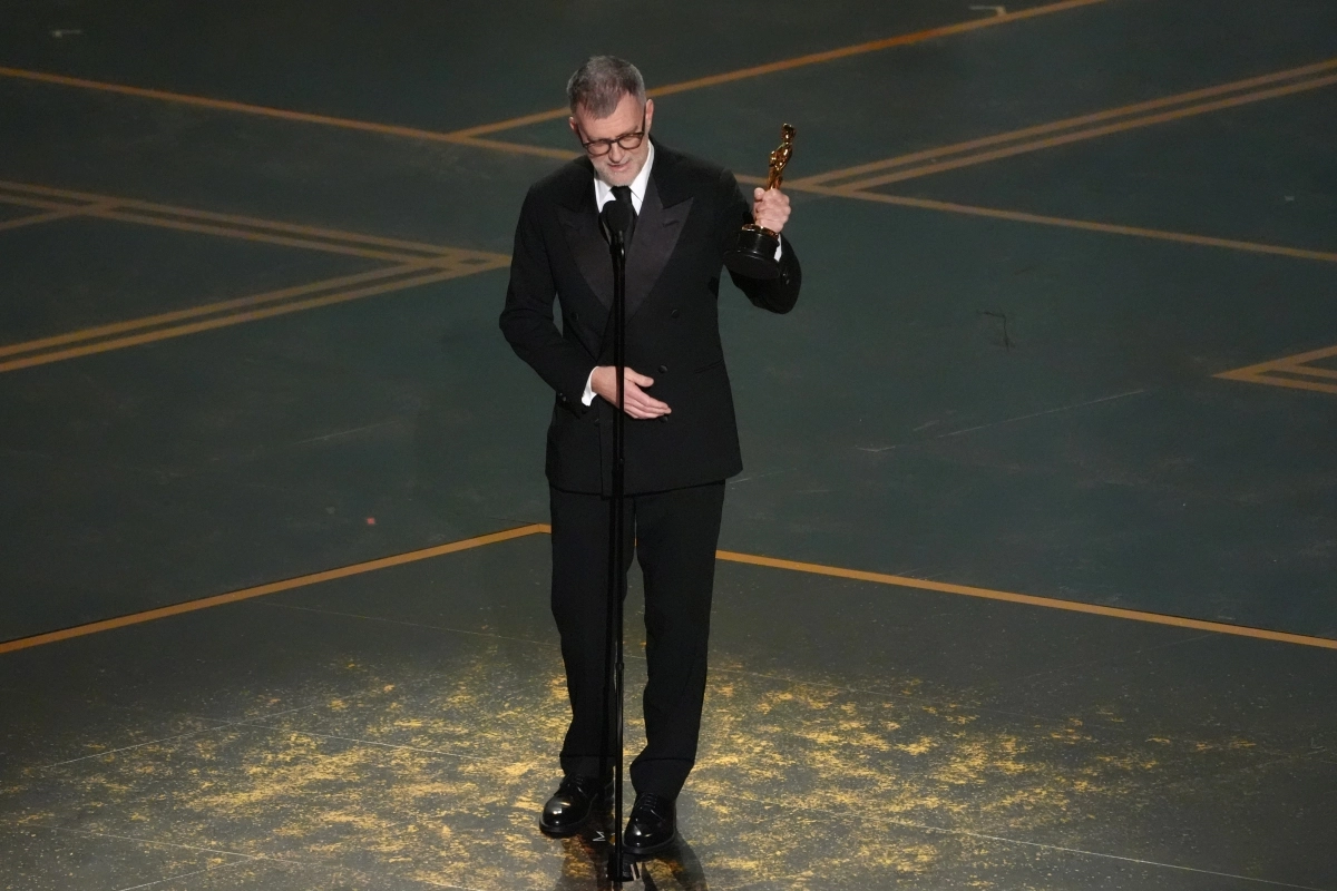 폴 토머스 앤더슨 감독이 15일(현지시간) 미국 로스앤젤레스 돌비 극장에서 열린 아카데미 시상식에서 영화 ‘원 배틀 애프터 어나더’로 각색각본상을 수상한 뒤 소감을 밝히고 있다. AP 뉴시스