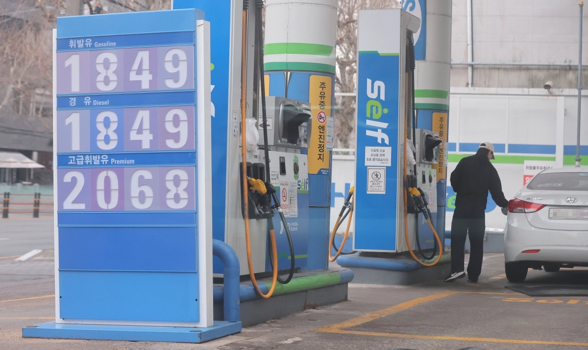 석유 최고가격제 시행 후 첫 주말인 15일 서울 시내 한 주유소를 찾은 시민이 주유를 하고 있다. 연합뉴스