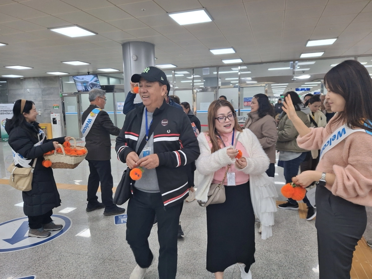 필리핀 마닐라에서 출발한 대형 크루즈선 코스타 세레나호가 16일 강정항에 입항하자 제주도와 한국관광공사가 환영행사를 열고 있다. 제주도 제공