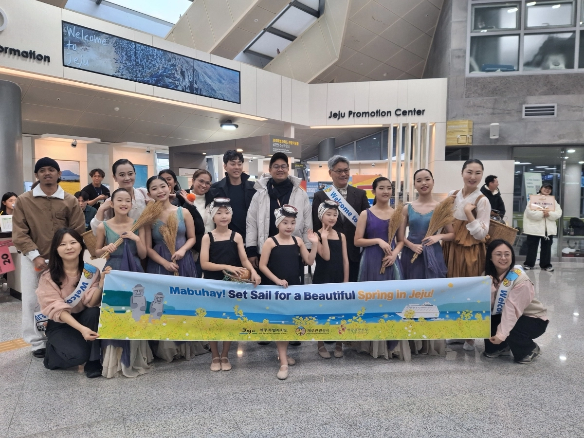 필리핀 마닐라에서 출발한 대형 크루즈선 코스타 세레나호가 16일 강정항에 입항하자  해녀를 테마로 한 환영 공연을 펼친 뒤 기념촬영을 하고 있다. 제주도 제공