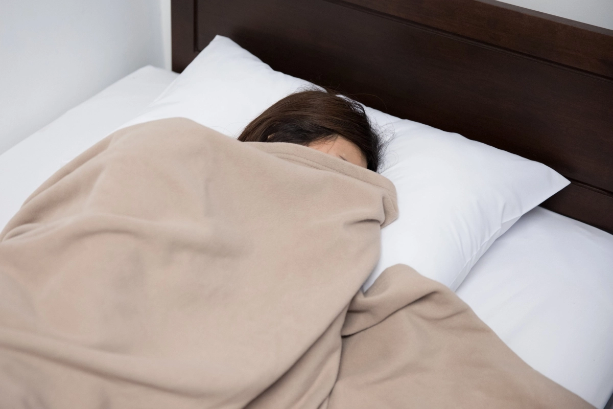 침대에서 잠든 여성. 123rf