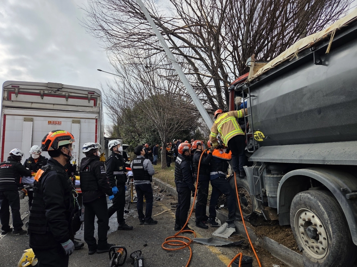 16일 오전 울산 북구 산업로에서 6중 추돌 사고가 발생했다. 구조대원들이 운전자를 구조하고 있다. 울산소방본부 제공