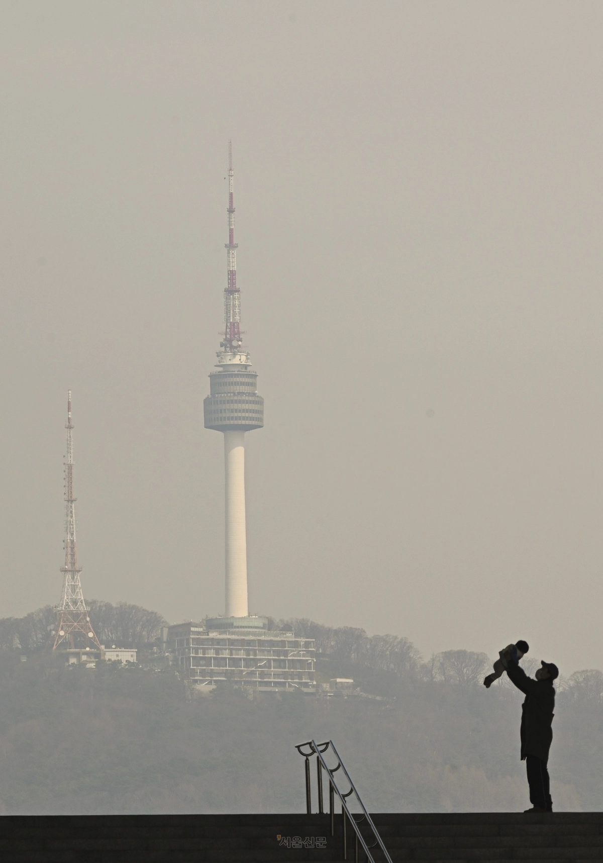 서울 지역 미세먼지와 초미세먼지 농도가 모두 나쁨 수준을 보인 16일 서울 용산구 국립중앙박물관에서 바라본 남산 타워가 뿌옇다. 2026.3.16 이지훈 기자