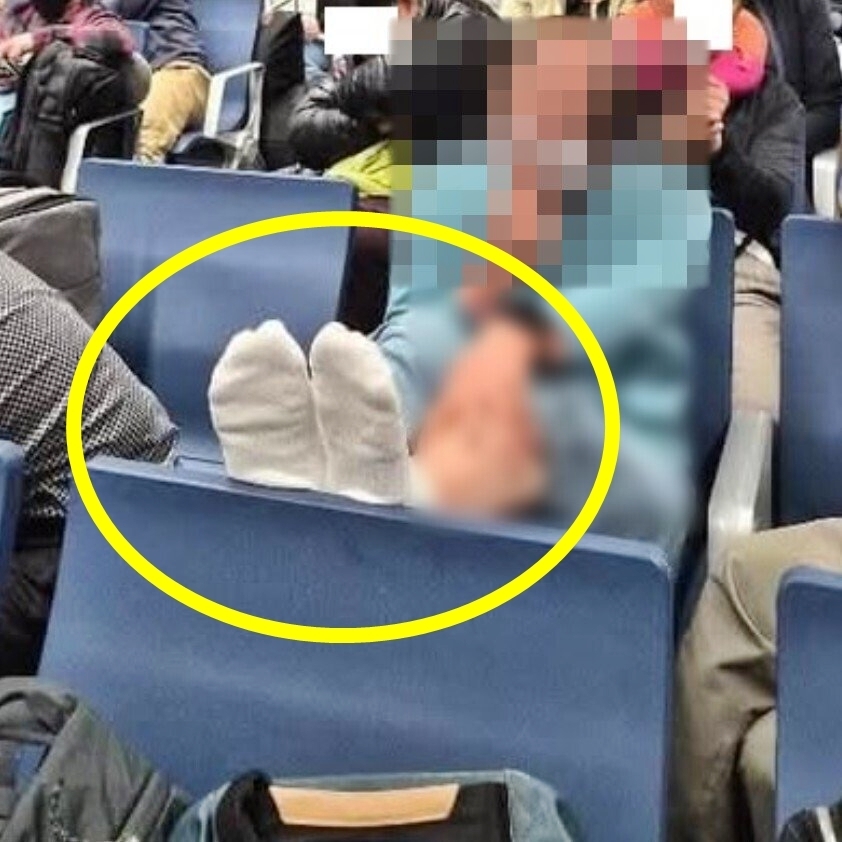 13일 온라인 커뮤니티 보배드림 공식 소셜미디어(SNS)에 따르면 “필리핀 공항에서 한국인 남성이 내 의자에 발을 올렸다”는 제보가 들어왔다. 2026.3.13 보배드림 자료