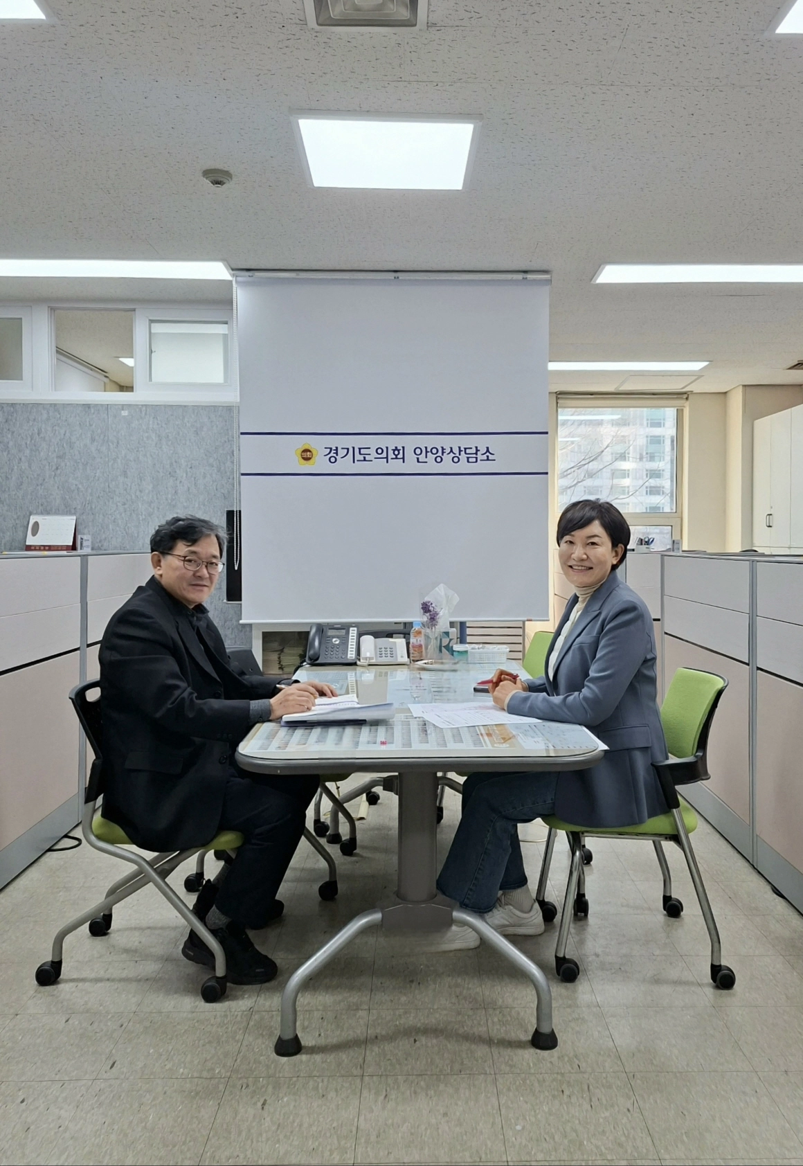이채명 의원이 13일 안양상담소에서 시 하수과 관계자들과 호계동 일대 침수 예방 및 하수처리 효율 개선 사업을 논의한 뒤, 주민 편의를 위해 긴밀한 협력을 다짐하며 기념 촬영을 하고 있다.(사진=경기도의회)