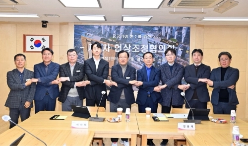 이현재 하남시장(가운데)이 13일 공공기여 환수를 위한 제1차 협상조정협의회를 기념하여 양용택 협상조정협의회 위원장(우측에서 4번째), 양승필 화이트코리아산업 대표(왼쪽에서 4번째) 등과 기념사진을 찍고 있다.