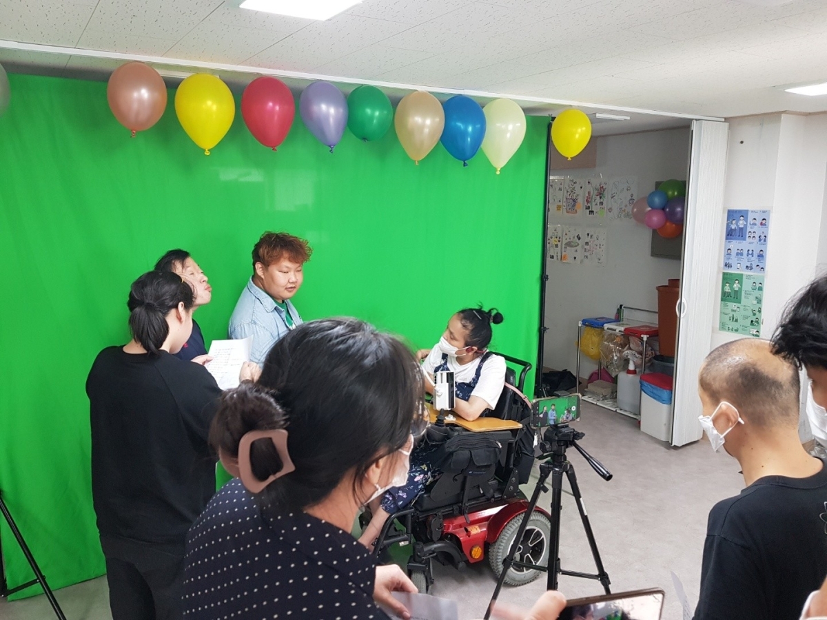 2022년 8월 장애인문화공간 영상 광고 활동 참여자들이 ‘Change Future - 나도 일한다!’는 주제로 콘텐츠를 제작하고 있다. 서울시 제공