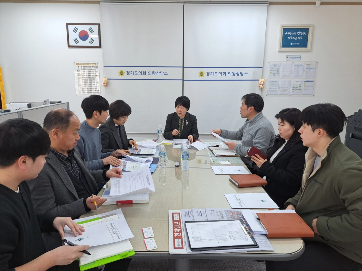서성란 의원이 12일 경기도의회 의왕상담소에서 경기도 교통정책 관계자들과 함께 ‘오전동 공영주차장 및 문화공원 조성사업’과 연계한 환승주차장 건립 방안을 논의하고 있다.(사진=경기도의회)