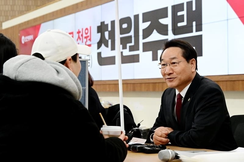 유정복 인천시장이 천원주택 창구에서 신청자와 상담하고 있다. 인천시 제공