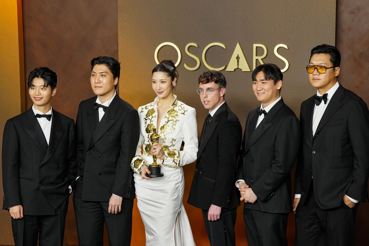 넷플릭스 애니메이션 영화 ‘케이팝 데몬 헌터스’의 주제곡 ‘골든’을 작곡한 더 블랙 레이블 소속 프로듀서 팀 아이디오(IDO)와 작곡가 24, ‘골든’을 작곡하고 직접 부른 이재(EJAE), 마크 소넨블릭이 15일(현지시간) 미 로스앤젤레스 돌비 극장에서 열린 제98회 아카데미 시상식에서 주제가상을 받은 뒤 트로피를 들고 포즈를 취하고 있다. 2026.3.15 로스앤젤레스 UPI 연합뉴스