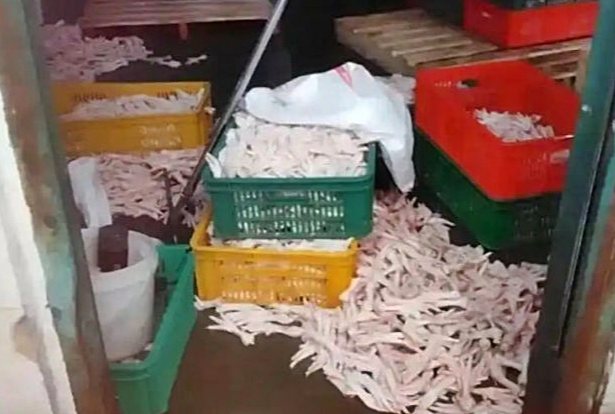 ‘세계 소비자 권리의 날’인 15일 중국중앙TV(CCTV)는 연례 고발 프로그램 ‘3·15 완후이’를 통해 이른바 ‘표백 닭발’ 실태를 집중 폭로했다. 2026.3.15 CCTV 화면