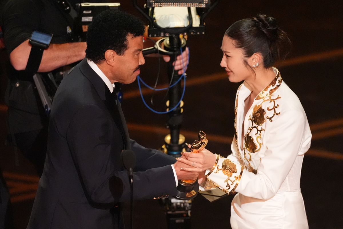 넷플릭스 애니메이션 영화 ‘케이팝 데몬 헌터스’의 주제곡 ‘골든’을 작곡하고 직접 부른 이재(EJAE)가 15일(현지시간) 미 로스앤젤레스 돌비 극장에서 열린 제98회 아카데미 시상식에서 주제가상을 수상하고 있다. 2026.3.15 로스앤젤레스 AP 뉴시스