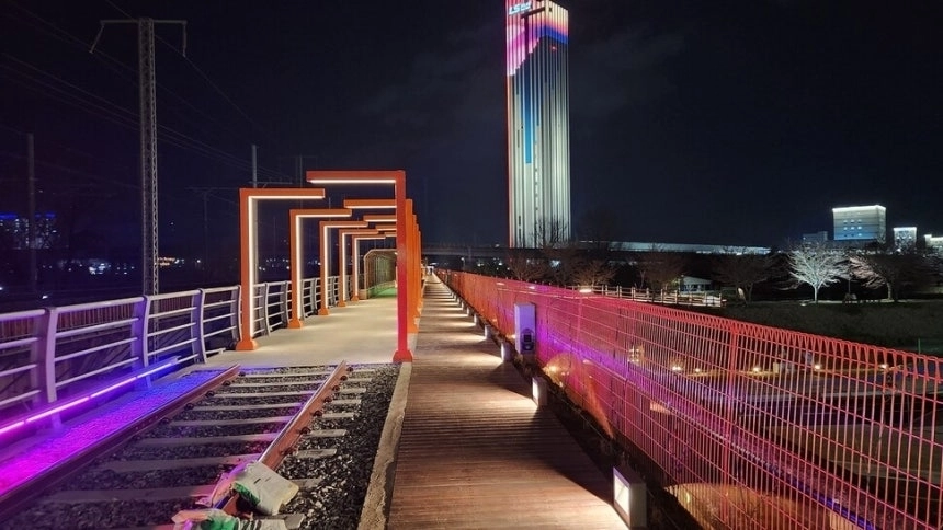 강원 동해시가 전천 폐철교를 리모델링해 만든 뜬다리정원 마루. 동해시 제공