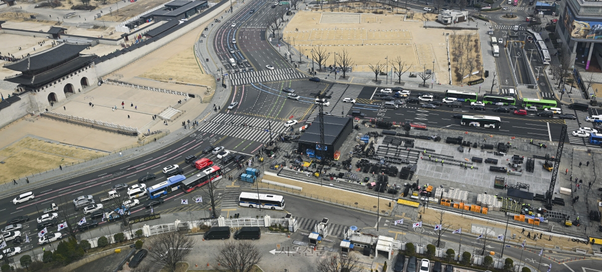 공연 관계자들이 방탄소년단(BTS) 광화문 공연을 앞둔 16일 서울 종로구 광화문광장에서 무대 설치 작업을 하고 있다. 2026.3.16 이지훈 기자