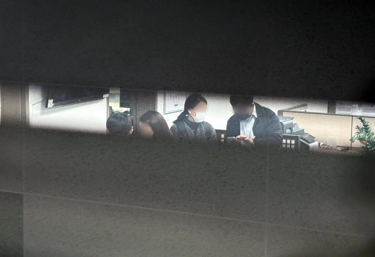 2차 종합특검팀이 관저 이전 특혜 의혹 관련 윤한홍 국민의힘 의원에 대한 압수수색에 나선 16일 서울 여의도 국회 의원회관 의원실 내부에서 관계자들이 분주하게 움직이고 있다. 연합뉴스