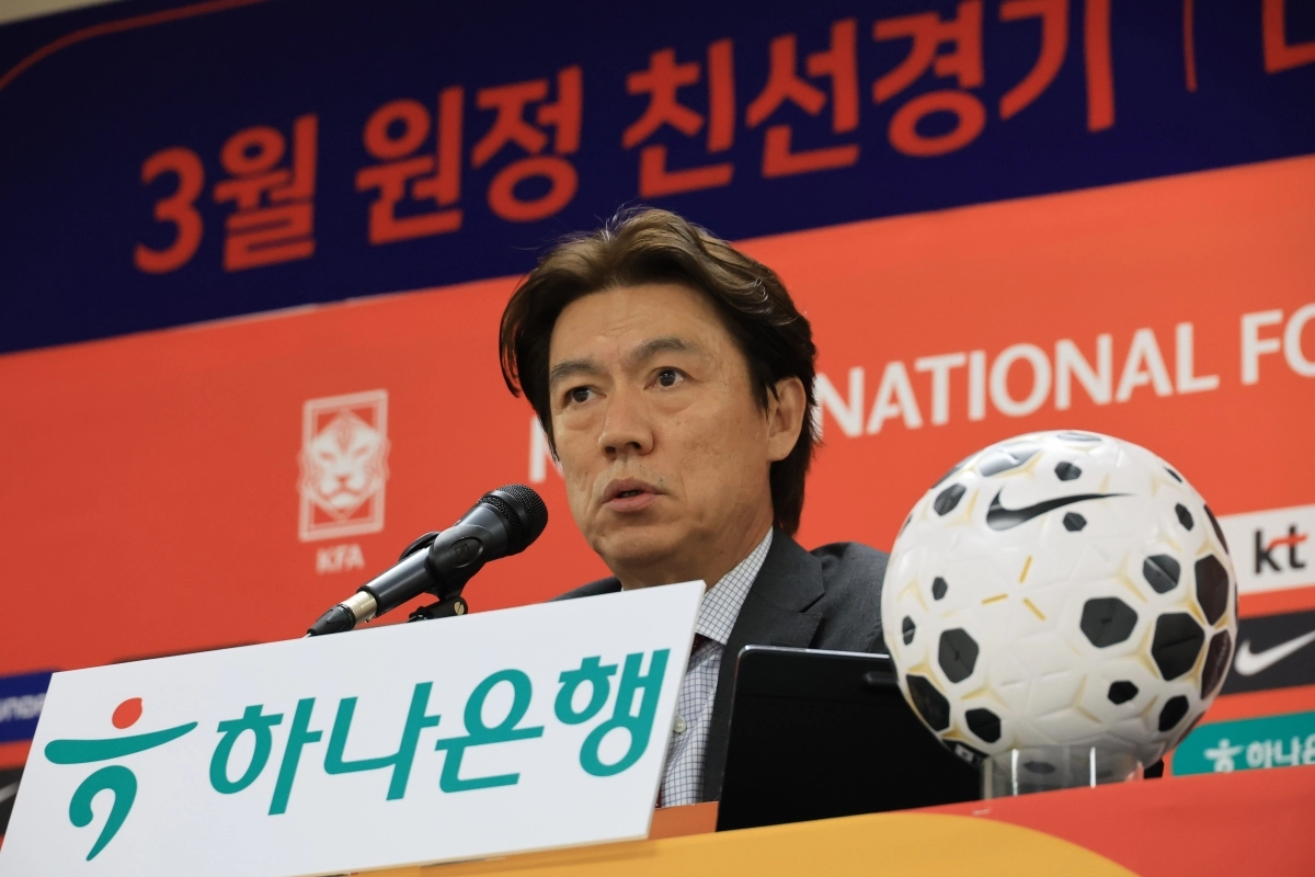 질문에 답하는 홍명보 감독