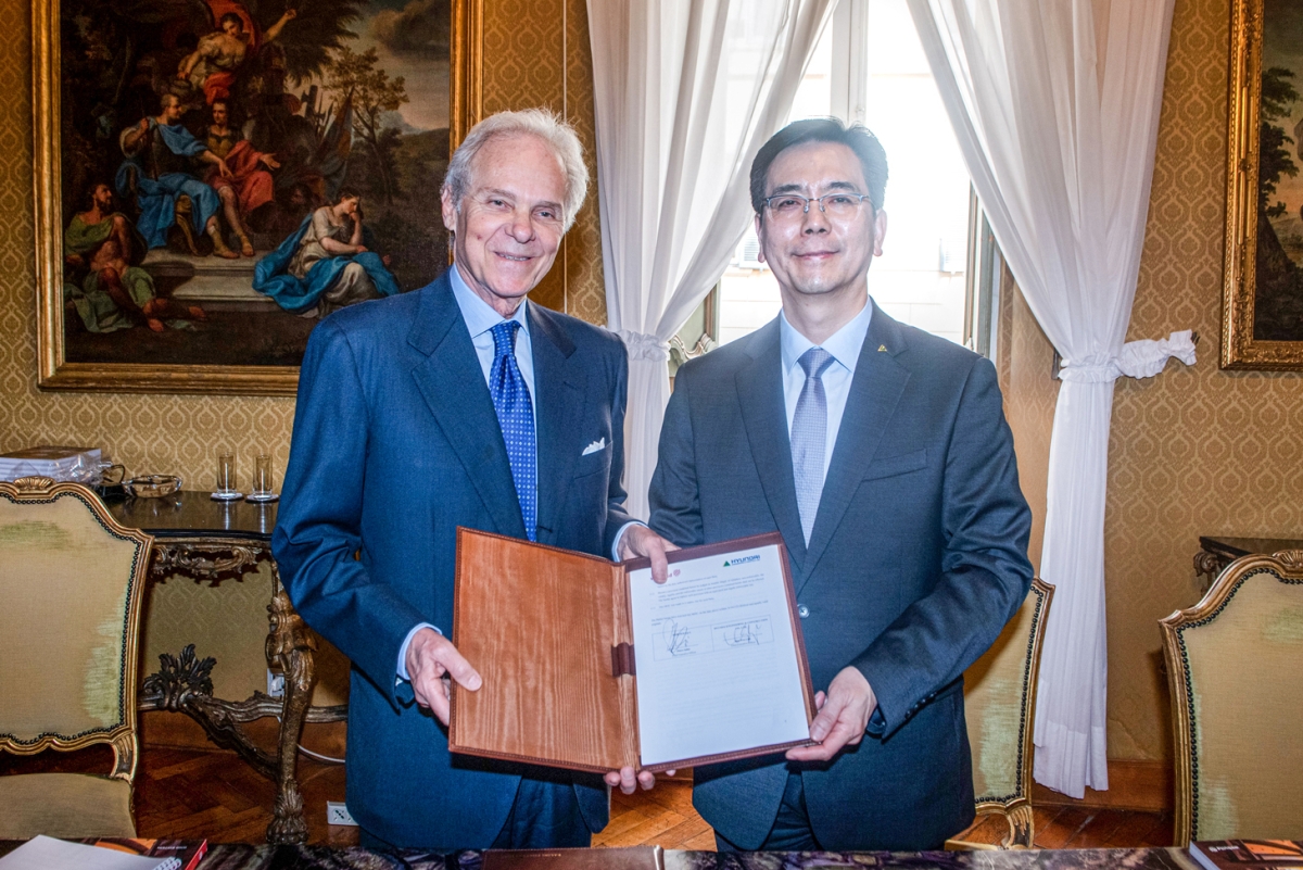 이한우(오른쪽) 현대건설 대표이사와 피에트로 살리니 위빌드 대표이사가 13일(현지시간) 이탈리아 로마에 위치한 위빌드 본사에서 ‘대형 인프라 및 양수발전 등 에너지 사업 협력에 관한 전략적 업무협약’ 체결 후 기념사진을 촬영하고 있다. 현대건설 제공