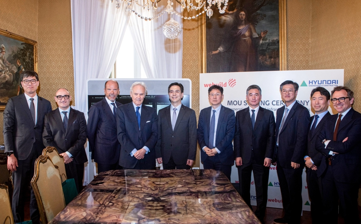 13일(현지시간) 이탈리아 로마에 위치한 위빌드 본사에서 이한우 현대건설 대표이사(왼쪽에서 다섯 번째), 피에트로 살리니 위빌드 대표이사(왼쪽에서 네 번째)를 비롯한 양사 주요 경영진이 ‘대형 인프라 및 양수발전 등 에너지 사업 협력에 관한 전략적 업무협약’ 체결 후 기념사진을 촬영하고 있다. 현대건설 제공