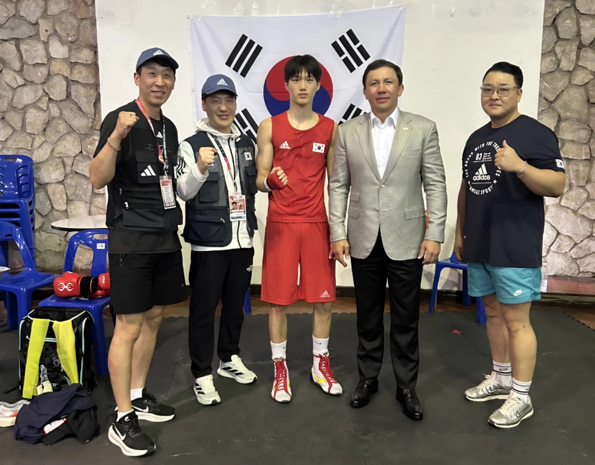 태국 방콕에서 열린 2026 월드복싱 퓨처스컵에 출전한 대한복싱협회 국가대표 주니어 선수단(회장 최찬웅) 소속 강대호(충북체고 2학년, 가운데)가 동메달을 확보한 뒤 김진환 경일대 교수(오른쪽 첫번째) 등과 함께 기념 촬영을 하고 있다. 강대호 선수 측 제공