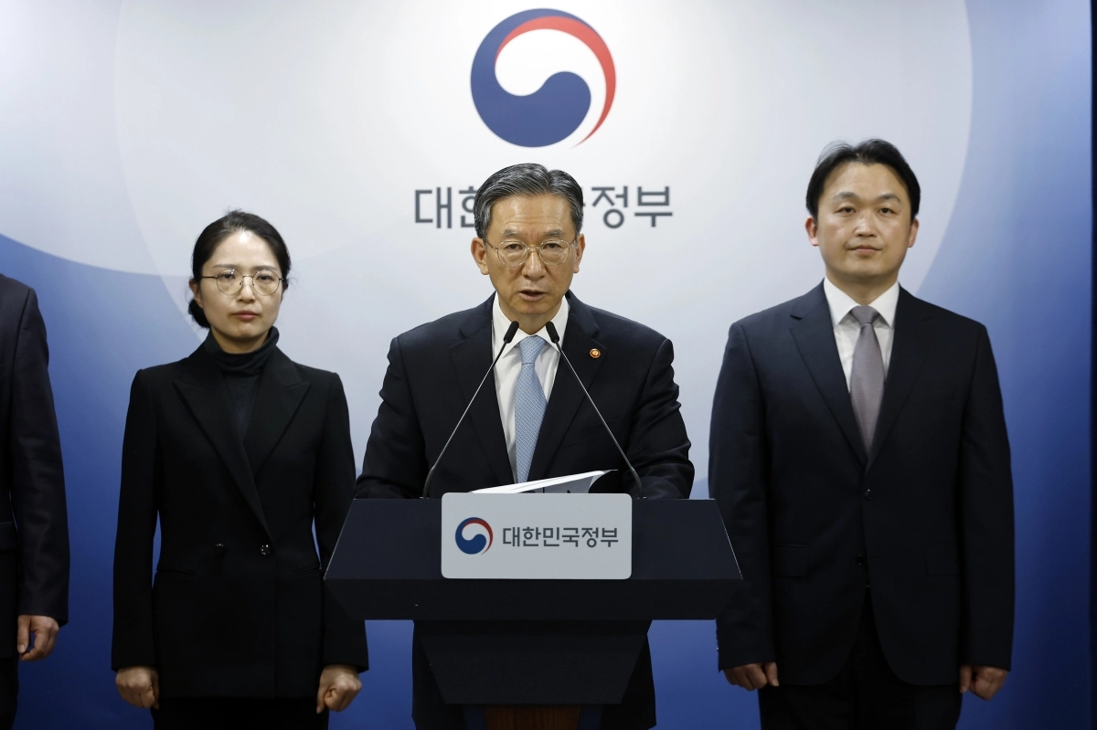 정성호 법무부 장관이 14일 정부서울청사에서 쉰들러와의 국제투자분쟁(ISDS) 선고 관련 브리핑을 열고 승소 소식을 전하고 있다. 뉴스1