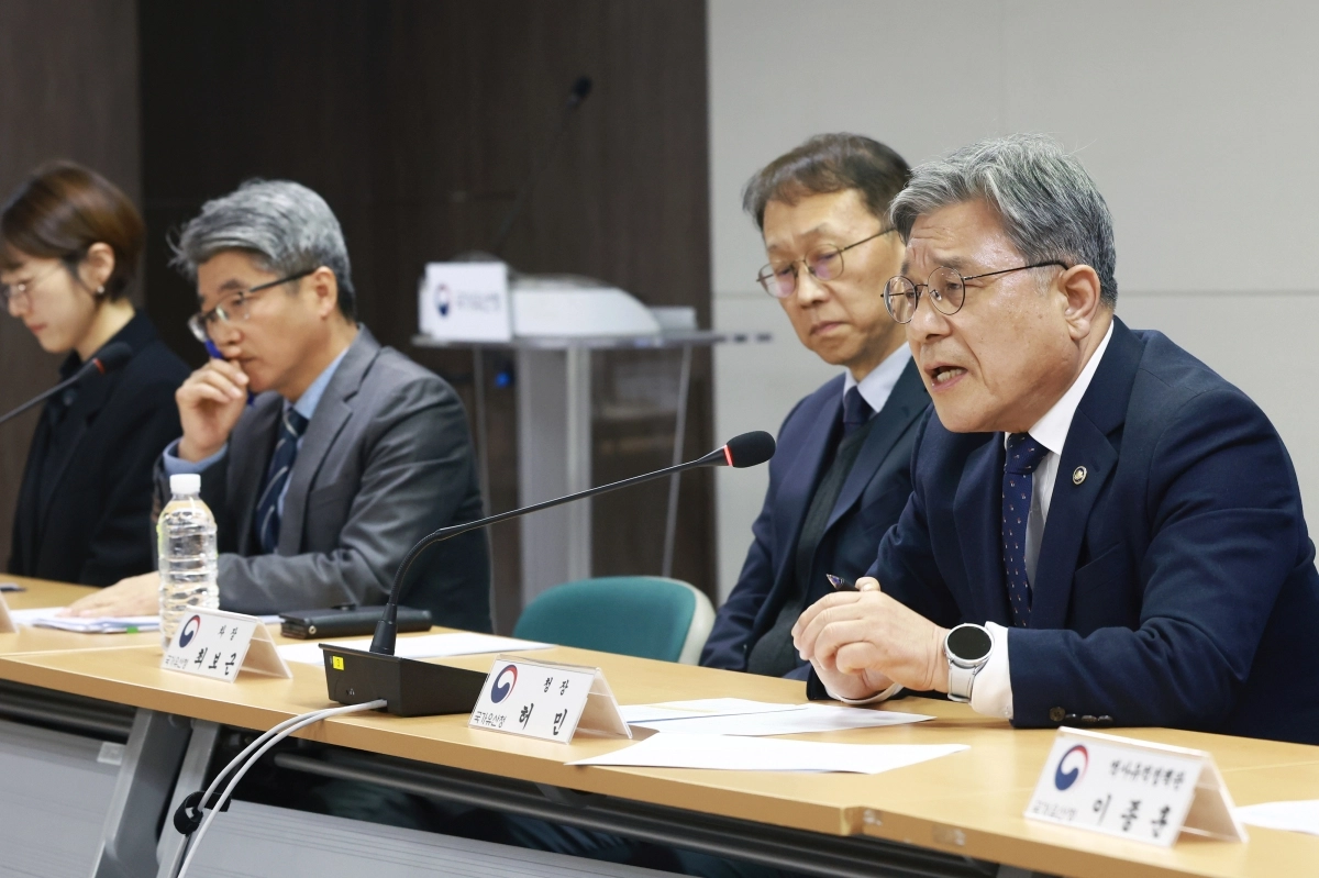 질문에 답하는 허민 국가유산청장