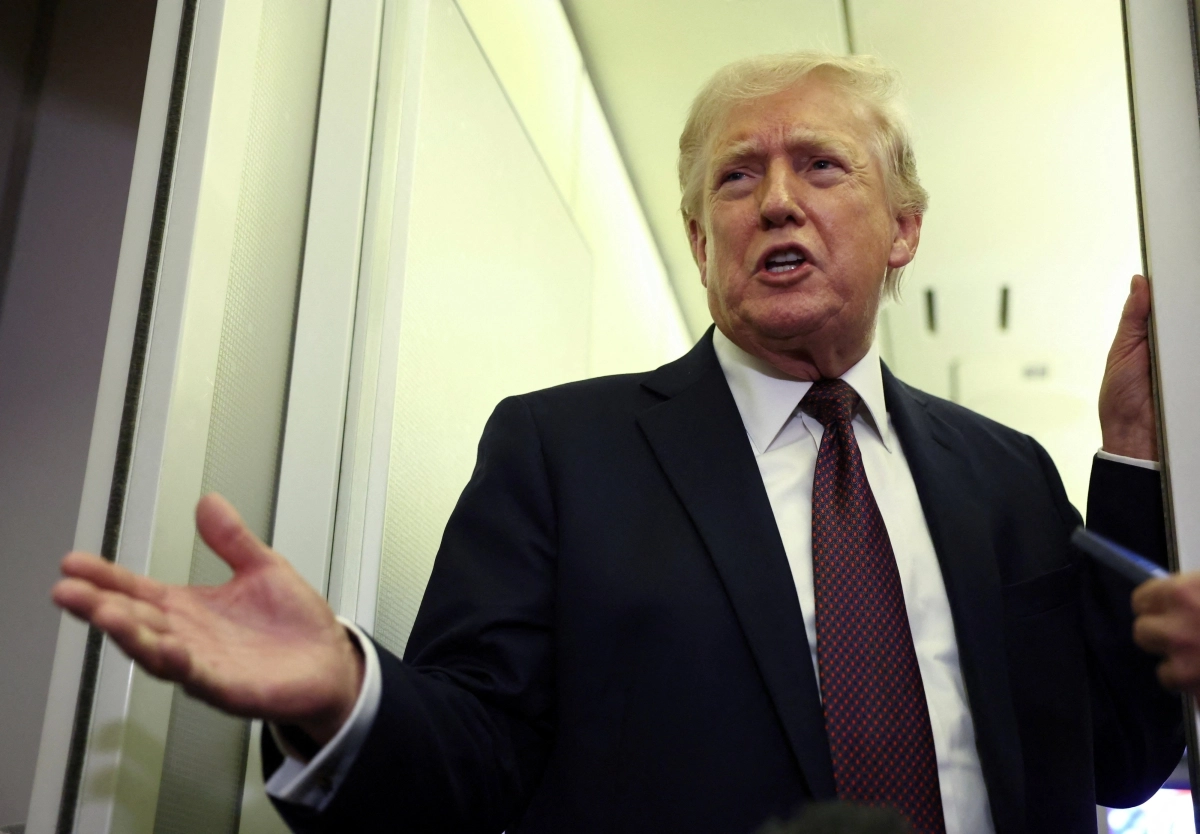 도널드 트럼프 미국 대통령이 15일(현지시간) 전용기 안에서 취재진의 질문에 답하고 있다. 로이터 연합뉴스