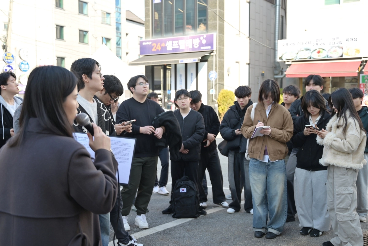 선문대 학생 등이 아산시 가족센터 및 주민자치회와 연계한 현장 답사를 진행하고 있다. 선문대 제공