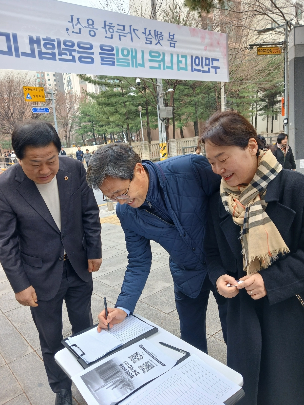 지난 3월 14일과 15일 이틀간 이촌역 4번 출구 일대에서 ‘용산국제업무지구 1만가구 주택건립 반대 서명운동’ 현장에 참여한 김용호 의원(왼쪽 첫 번째)이 서명운동에 참여한 시민의 의견을 청취하고 있다.
