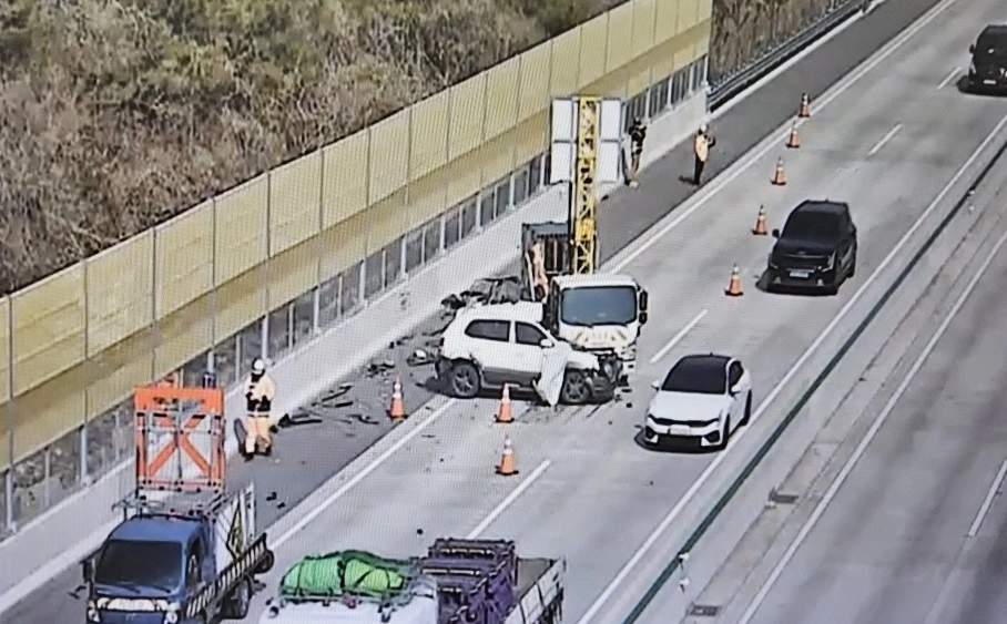 충남 부여 은산면 익산평택고속도로 교통사고 현장. 부여소방서 제공