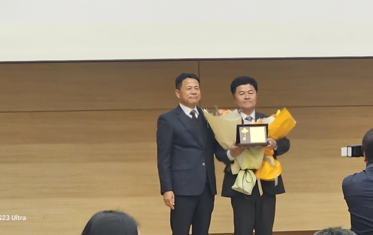 협회 발전 공로로 감사패를 받은 이호재 이임회장이 기순도 신임 회장과 기념 사진을 찍고 있다.