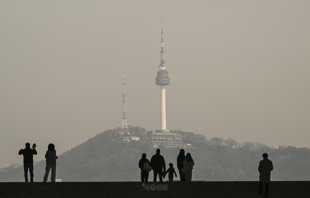 서울 지역 미세먼지와 초미세먼지 농도가 모두 나쁨 수준을 보인 16일 서울 용산구 국립중앙박물관에서 바라본 남산 타워가 뿌옇다. 2026.3.16 이지훈 기자