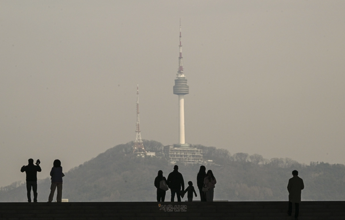 서울 지역 미세먼지와 초미세먼지 농도가 모두 나쁨 수준을 보인 16일 서울 용산구 국립중앙박물관에서 바라본 남산 타워가 뿌옇다. 2026.3.16 이지훈 기자