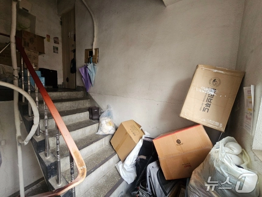 생후 20개월 된 딸을 방임해 숨지게 한 혐의로 구속된 친모의 집 앞. 뉴스1