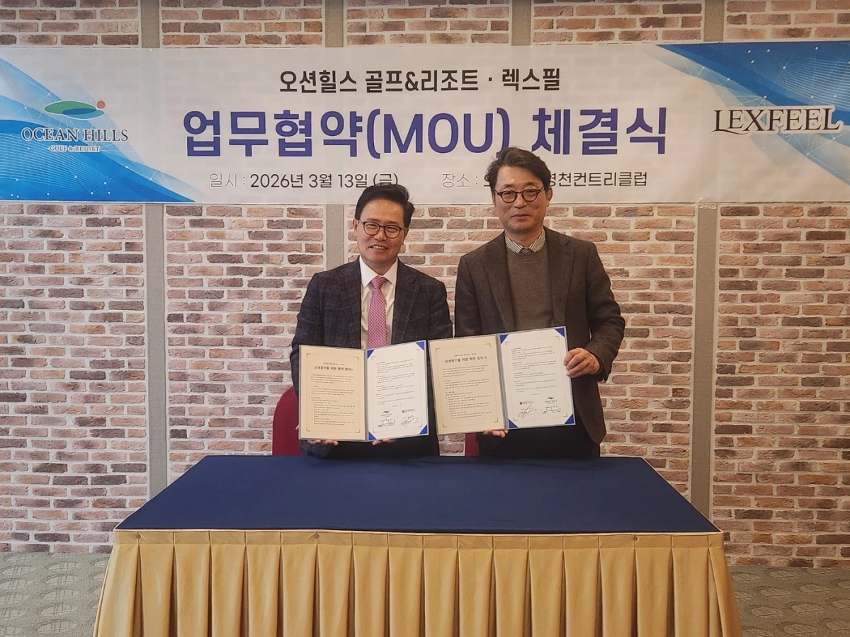 프리미엄 매트리스 브랜드 렉스필 강헌구 대표와 오션힐스 골프＆리조트 이승도 대표가 업무협약(MOU)을 체결한 뒤 기념 촬영을 하고 있다.(사진=렉스필 제공)