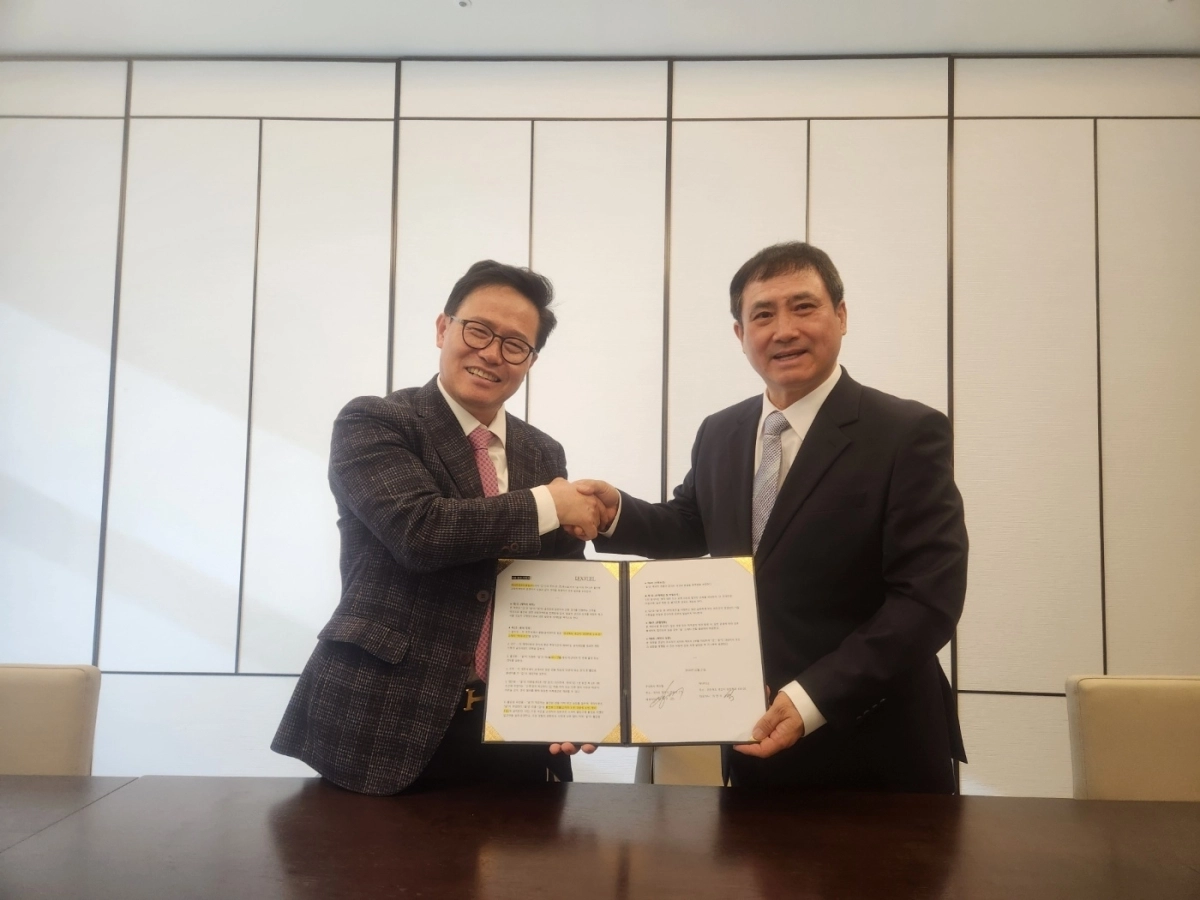 렉스필 강헌구 대표와 해내다CC 최만수 대표가 업무협약(MOU)을 체결한 뒤 기념 촬영을 하고 있다.(사진=렉스필 제공)