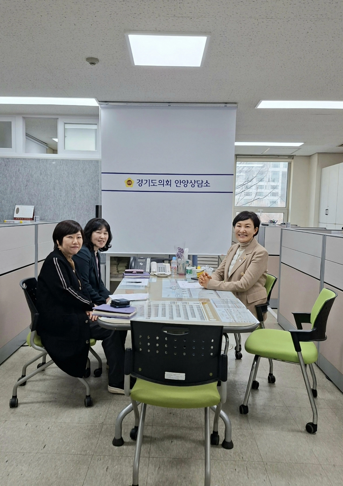 이채명 의원이 16일 경기도의회 안양상담소에서 안양시 교육청소년과 관계자와 함께 안양학교 주민 생활체육 공간 확대 방안을 논의한 뒤, 기념촬영을 하고 있다.(사진=경기도의회)