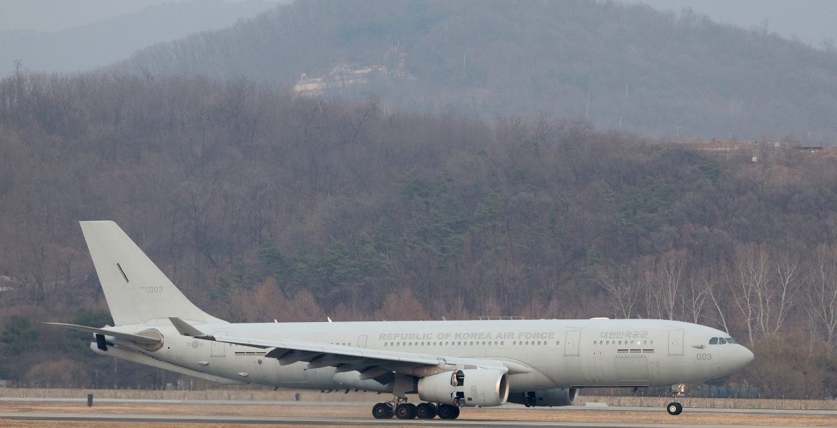 15일 오후 경기 성남 서울공항에서 중동 상황 악화로 현치 체류 교민이 탑승한 공군 다목적 수송기 KC-330 ‘시그너스’가 도착하고 있다. 2026.3.15. 사진공동취재단