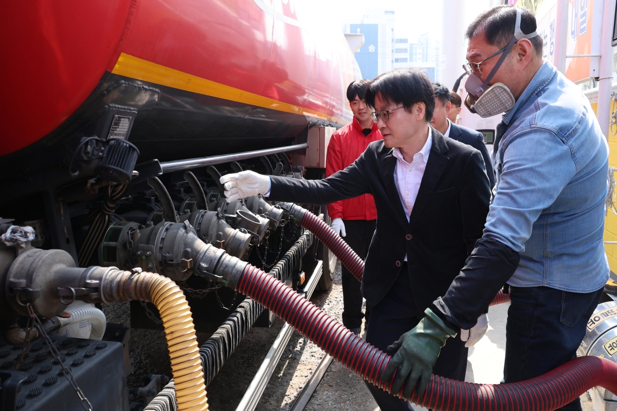 산업장관, 석유 최고가격제 현장 점검