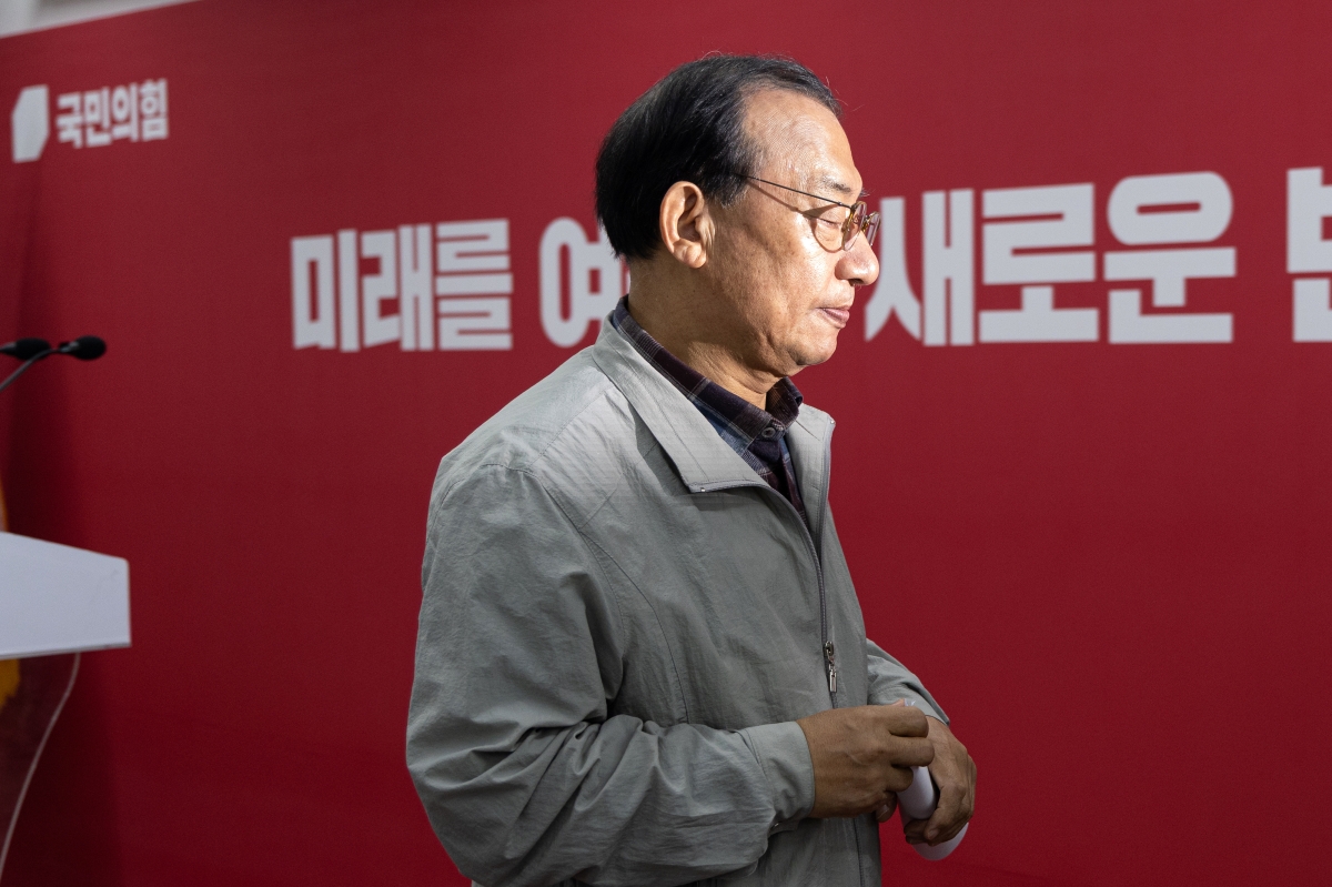 이정현 국민의힘 공천관리위원장이 16일 서울 영등포구 여의도 국민의힘 당사에서 브리핑을 마친 뒤 이동하고 있다. 이 위원장은 이날 김영환 충북지사를 6·3 지방선거에서 컷오프(공천 배제)하기로 결정했다고 밝혔다. 뉴스1