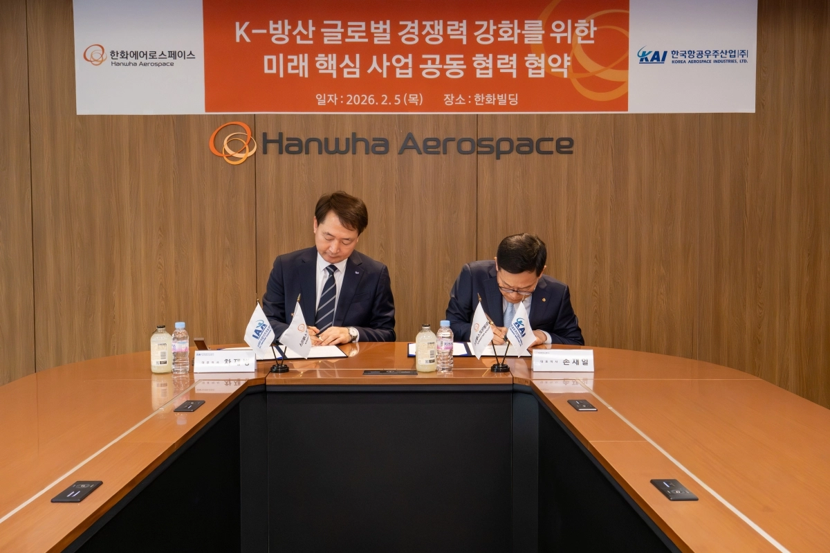지난달 5일 서울 중구 한화빌딩에서 ‘K-방산 글로벌경쟁력 강화를 위한 미래 핵심 사업 공동 협력 협약’(MOU)을 체결식에서 손재일 한화에어로스페이스 대표이사와 차재병 KAI 대표이사가 MOU에 서명하고 있다. 한화 제공